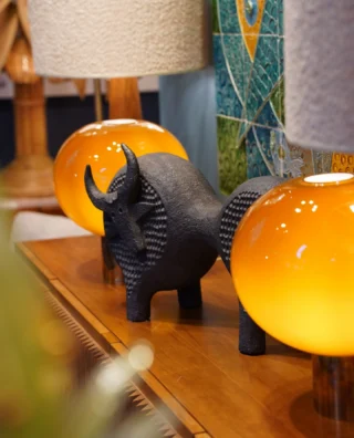 Ancien tabouret haut en hêtre design brutaliste années 1950